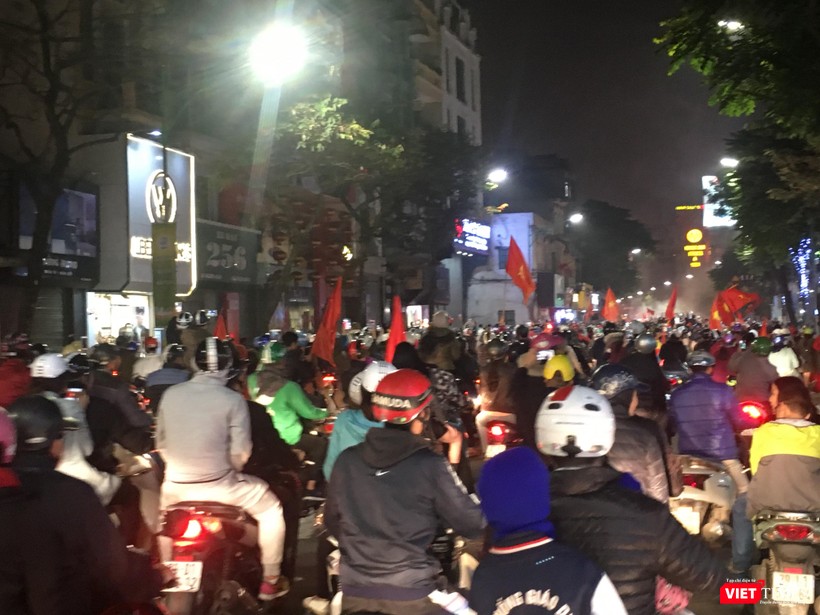 Người dân đổ ra đường reo hò mừng chiến thắng lịch sử của bóng đá Việt Nam ảnh 1