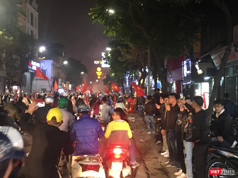 Người dân đổ ra đường reo hò mừng chiến thắng lịch sử của bóng đá Việt Nam ảnh 3