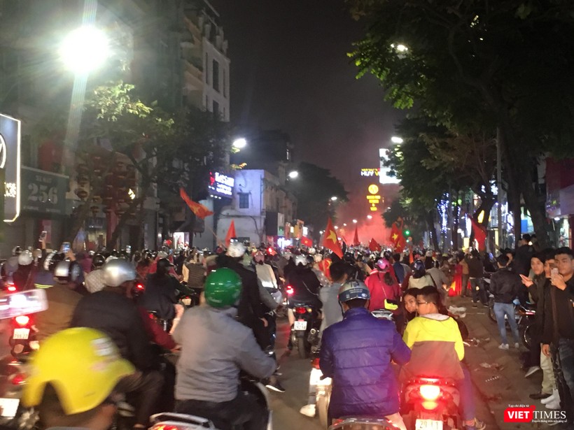 Người dân đổ ra đường reo hò mừng chiến thắng lịch sử của bóng đá Việt Nam ảnh 4