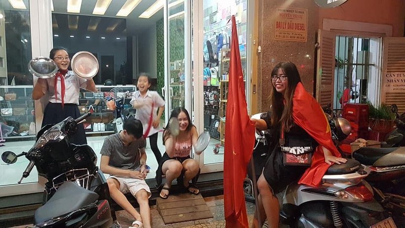 Người dân cả nước đang đổ ra đường mừng chiến thắng của U23 Việt Nam ảnh 16