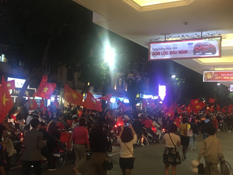 Người dân cả nước đang đổ ra đường mừng chiến thắng của U23 Việt Nam ảnh 12