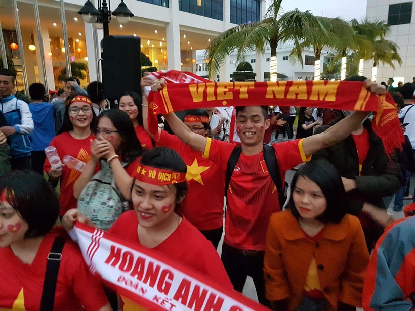 Người dân cả nước đang đổ ra đường mừng chiến thắng của U23 Việt Nam ảnh 4