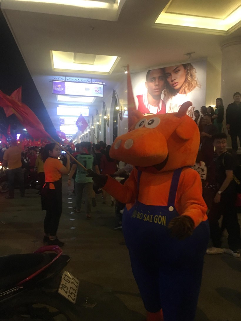 Người dân cả nước đang đổ ra đường mừng chiến thắng của U23 Việt Nam ảnh 9