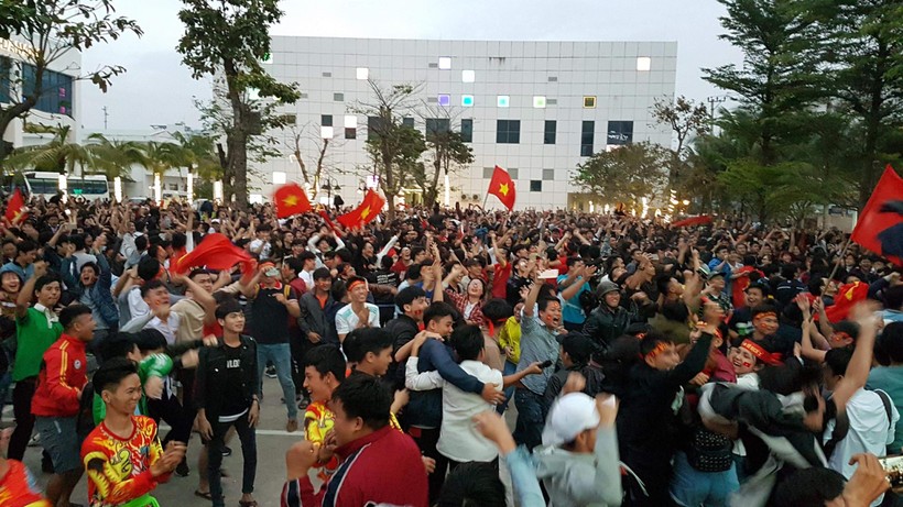 Người dân cả nước đang đổ ra đường mừng chiến thắng của U23 Việt Nam ảnh 2