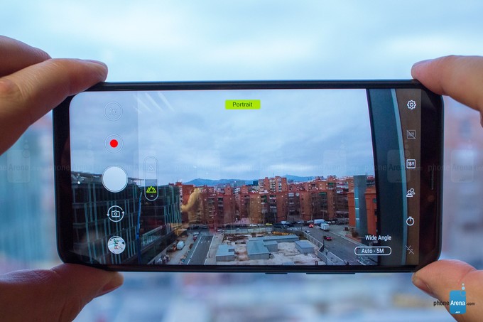 Asus ra mắt 3 smarphone, trong đó có 2 mẫu giống hệt iPhone X ảnh 3