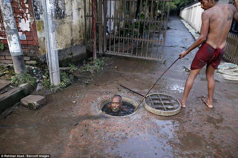 Người dọn cống không có bất kỳ đồ bảo hộ nào dù là một chiếc kính bơi Người dọn cống không có bất kỳ đồ bảo hộ nào dù là một chiếc kính bơi