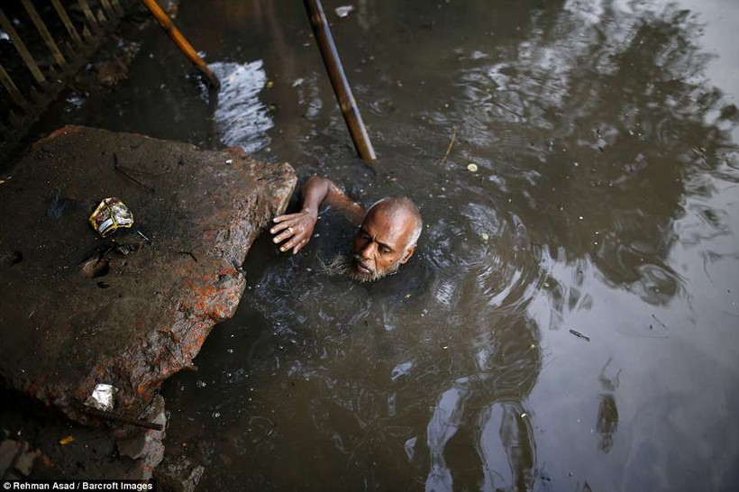 Họ phải nín thở khi lặn qua các hệ thống nước đen sì từ chất thải con người mà không có dụng cụ trợ thở Họ phải nín thở khi lặn qua các hệ thống nước đen sì từ chất thải con người mà không có dụng cụ trợ thở