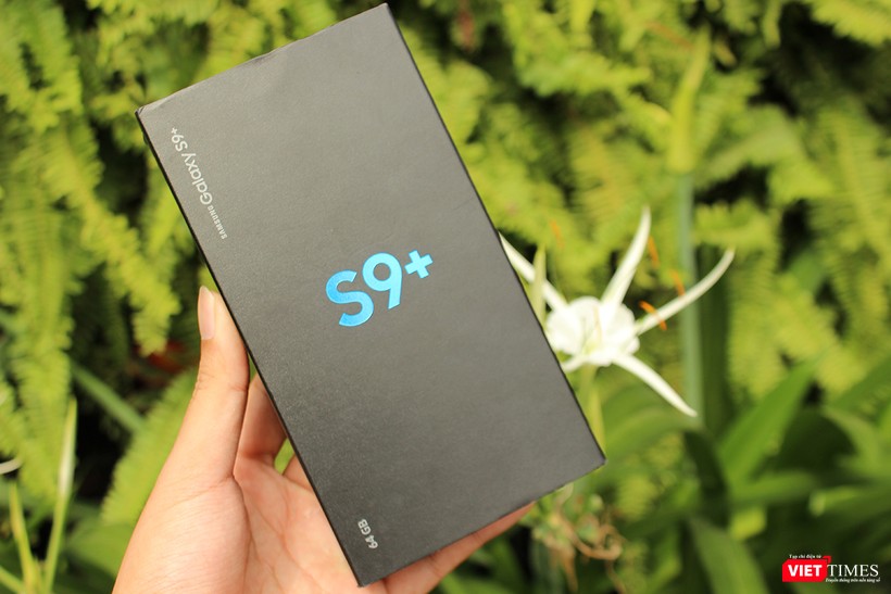 Đây là hộp đựng Galaxy S9 Plus. Chúng ta có thể thấy nó không khác gì hộp đựng các phiên bản S9 Plus mang màu sắc tiêu chuẩn. Nếu để ý kỹ ở góc dưới bên trái chỉ rõ đây là phiên bản có bộ nhớ trong 64 GB.