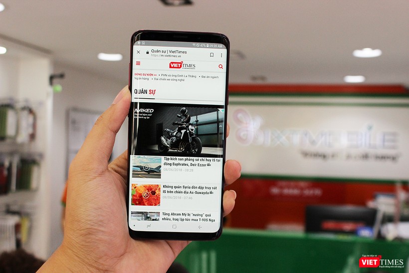 Máy được trang bị tấm nền Super AMOLED có hỗ trợ HDR+ do chính Samsung sản xuất