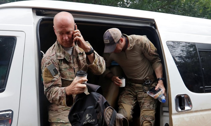 Những người lĩnh Mỹ xuất hiện tại khu vực giải cứu (ảnh Reuters)