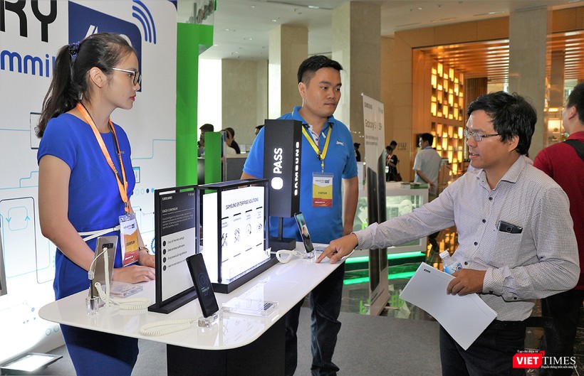 Khách hàng trải nghiệm các công nghệ mới trên Galaxy S9