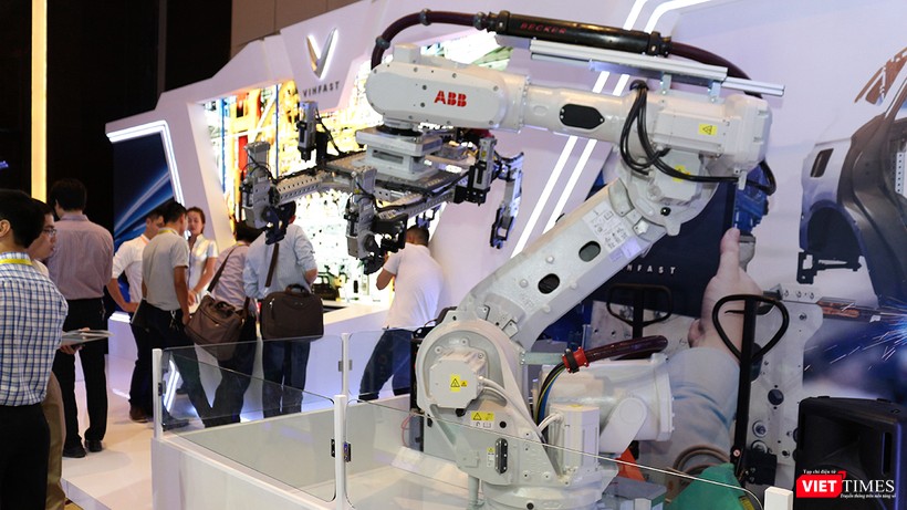 Robot công nghiệp lắp ráp xe hơi của hãng ABB