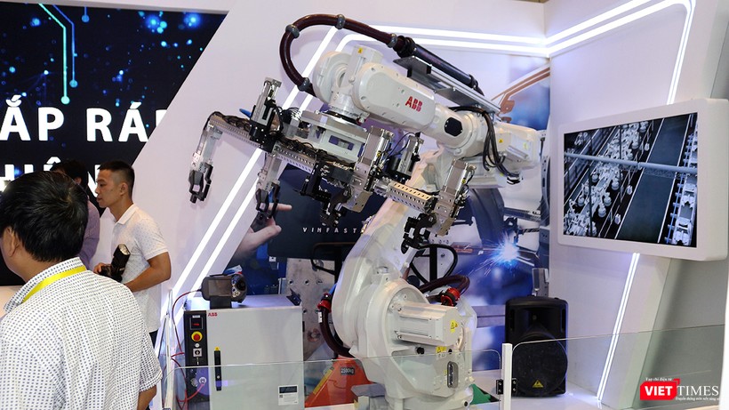 Robot này đang được tập đoàn VinGroup sử dụng trong nhà máy lắp ráp và sản xuất xe hơi mang thương hiệu VinFast