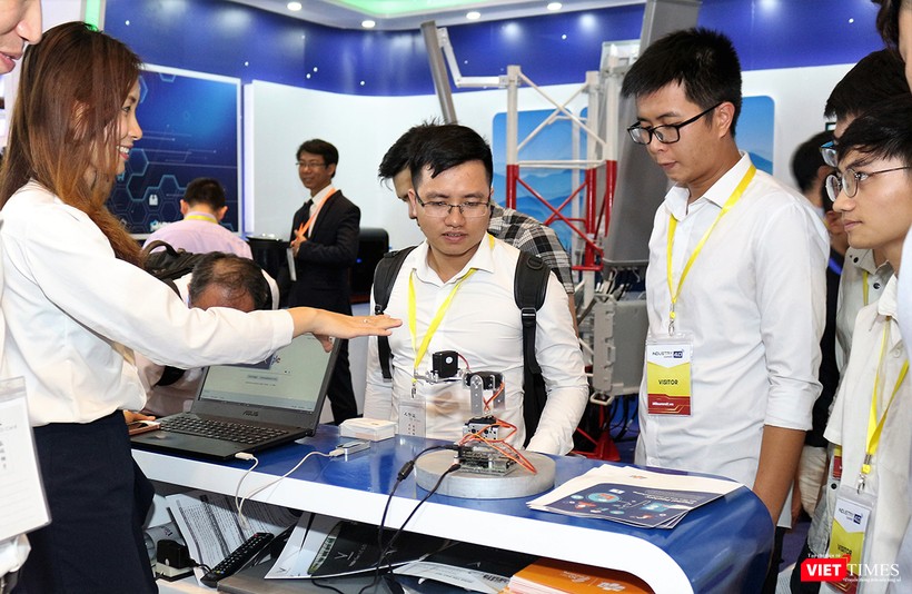 Một nhân viên trình diễn khả năng mô phỏng động tác con người của robot