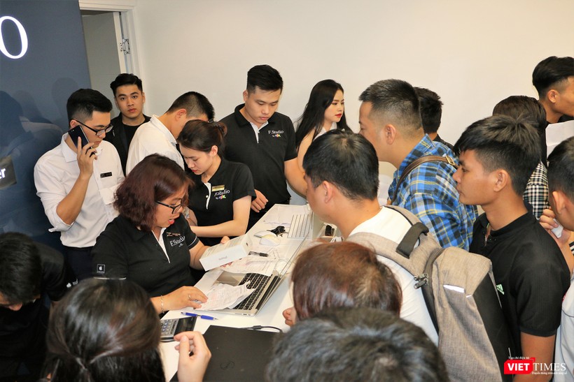 Chen nhau trước quầy thanh toán để sớm được nhận và sở hữu bộ 3 iPhone 2018