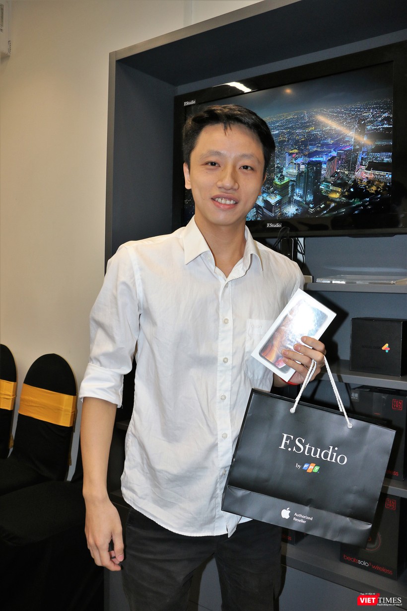 Anh Nguyễn Vũ Việt, làm việc tại FPT Software là người đầu tiên sở hữu iPhone XS chính hãng. Anh mua phiên bản XS 64 GB với giá 28,9 triệu đồng sau khi đã được ưu đãi giảm giá 2 triệu đồng