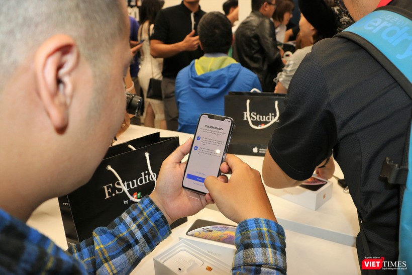 Một người mua đã mở hộp sản phẩm ngay tại cửa hàng