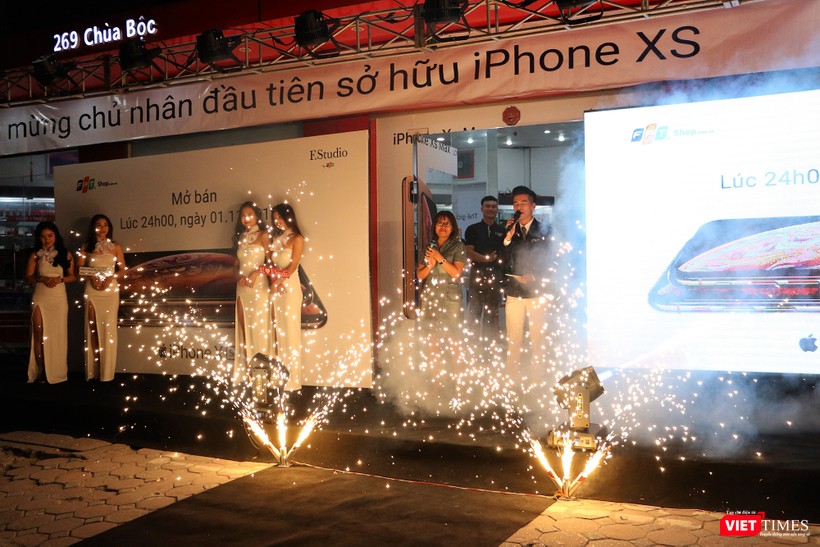 Thứ hai, nếu là chủ thẻ tín dụng Citibank, khách hàng sẽ được hoàn tiền 2 triệu đồng và trả góp 0% lãi suất; Thứ ba, khách hàng có thể lên đời ngay iPhone XS, XS Max và XR từ một chiếc điện thoại cũ với thủ tục đơn giản. FPT Shop không phân biệt nguồn gốc máy cũ, máy xấu cũ, không còn hộp đều có thể thu nhận.