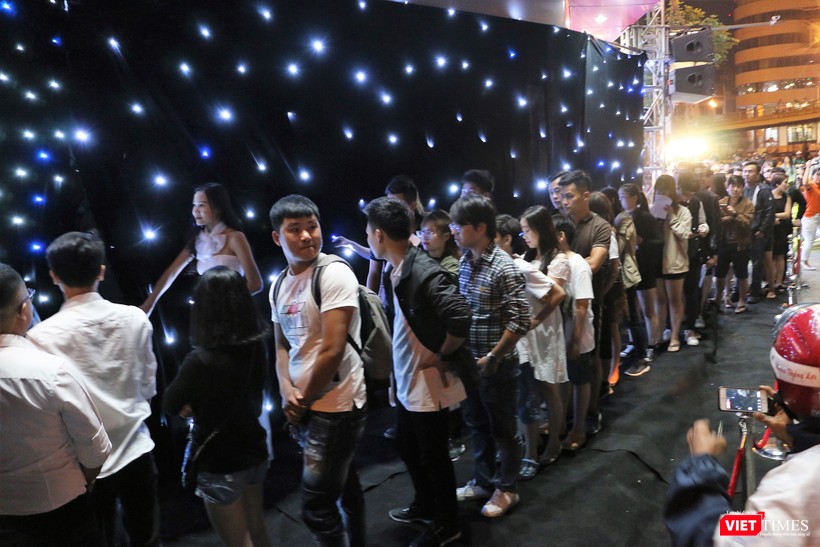 Người mua xếp hàng dài trước cửa FPT Shop và F.Studio