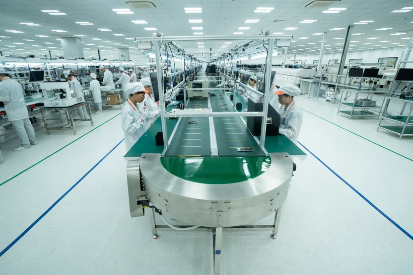 Với triết lý Sản phẩm tốt – Khuyến mãi tốt – Hậu mãi cực tốt và có sự hậu thuẫn mạnh mẽ từ VinGroup, các sản phẩm Vsmart sẽ có lợi thế cạnh tranh đáng kể trên thị trường. Đồng thời việc hoàn thiện và ra mắt 4 dòng điện thoại thông minh trong vòng chưa đầy 6 tháng gia nhập lĩnh vực này thể hiện nỗ lực và quyết tâm cao của Vingroup khi tham gia vào lĩnh vực công nghiệp – công nghệ. Với triết lý Sản phẩm tốt – Khuyến mãi tốt – Hậu mãi cực tốt và có sự hậu thuẫn mạnh mẽ từ VinGroup, các sản phẩm Vsmart sẽ có lợi thế cạnh tranh đáng kể trên thị trường. Đồng thời việc hoàn thiện và ra mắt 4 dòng điện thoại thông minh trong vòng chưa đầy 6 tháng gia nhập lĩnh vực này thể hiện nỗ lực và quyết tâm cao của Vingroup khi tham gia vào lĩnh vực công nghiệp – công nghệ.