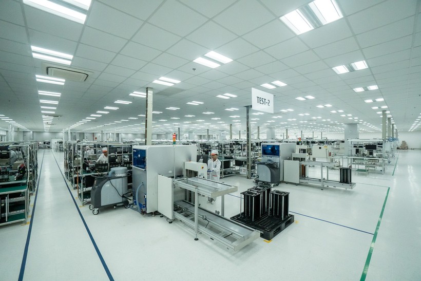 Nhà máy VinSmart sản xuất các sản phẩm điện tử tiêu dùng như điện thoại di động, các thiết bị kết nối Internet Of Things - iOT, máy tính xách tay. Toàn bộ nhà xưởng được thiết kế và thi công theo tiêu chuẩn quốc tế IPC-A-610 - tiêu chuẩn quốc tế dành cho các nhà máy sản xuất sản phẩm điện tử Nhà máy VinSmart sản xuất các sản phẩm điện tử tiêu dùng như điện thoại di động, các thiết bị kết nối Internet Of Things - iOT, máy tính xách tay. Toàn bộ nhà xưởng được thiết kế và thi công theo tiêu chuẩn quốc tế IPC-A-610 - tiêu chuẩn quốc tế dành cho các nhà máy sản xuất sản phẩm điện tử