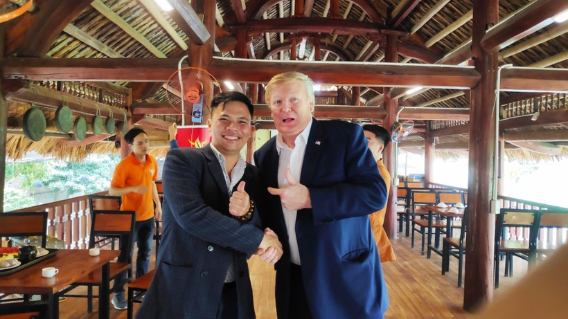 "Donald Trump" bắt tay cùng Quản lý tổ chức sự kiện Tuấn Anh "Donald Trump" bắt tay cùng Quản lý tổ chức sự kiện Tuấn Anh