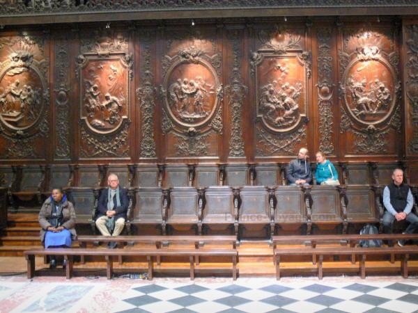 Hàng ghế gỗ bên trong nhà thờ Hàng ghế gỗ bên trong nhà thờ