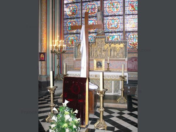 Bên trong nhà thờ Bên trong nhà thờ