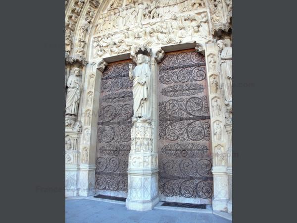 Cánh cổng ở mặt phía Tây nhà thờ Cánh cổng ở mặt phía Tây nhà thờ