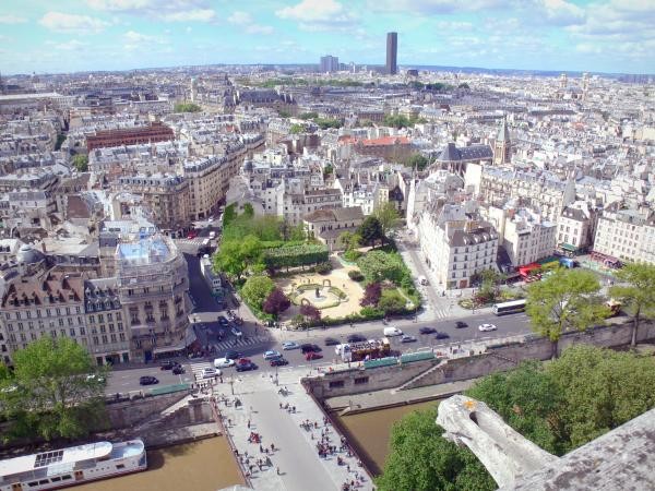 Quang cảnh Paris nhìn từ trên nhà thờ xuống Quang cảnh Paris nhìn từ trên nhà thờ xuống