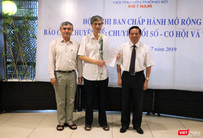 ông Nguyễn Văn Tuyên - Công ty Cổ phần Xuất bản - Truyền thông Việt Nam nhận quyết định chứng nhận Hội viên