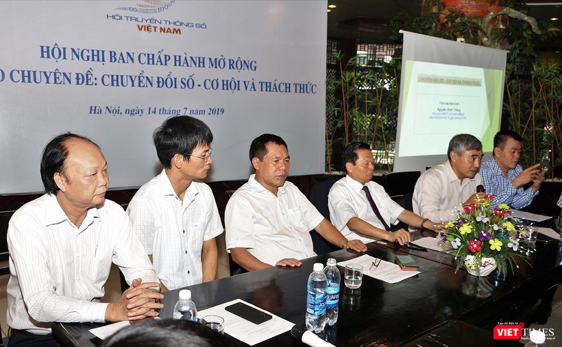 Các thành viên Ban lãnh đạo Hội Truyền thông Số Việt