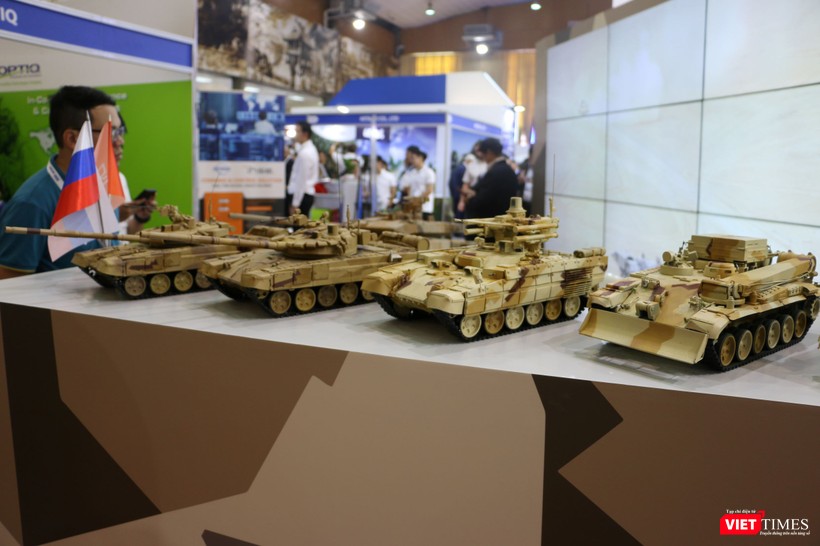 Các mẫu tăng T90 và T72