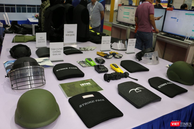 Mũ và giáp chống đạn dành cho lực lượng cảnh sát cơ động của Việt Nam