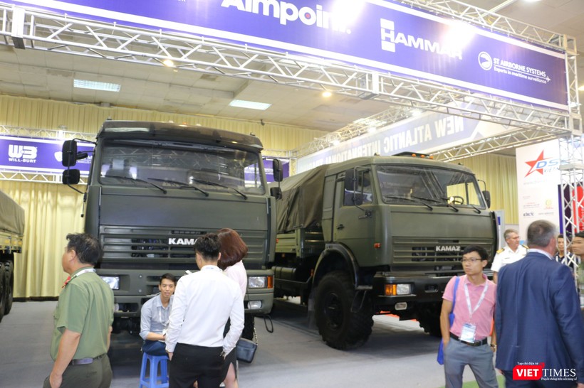 Xe vận tải Kamaz 65225 (chở tăng và các khí tài quân sự) của công ty New Atlantic International