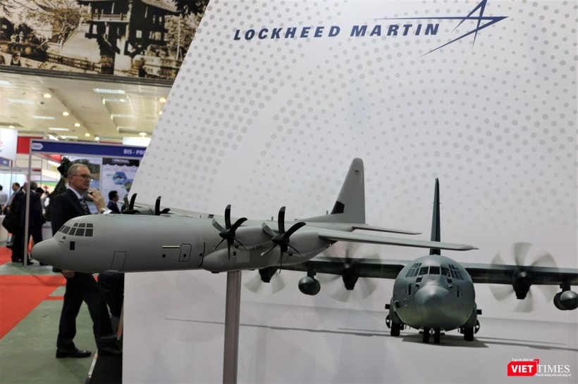 Mô hình máy bay vận tải C-130J của hãng Lockheed Martin