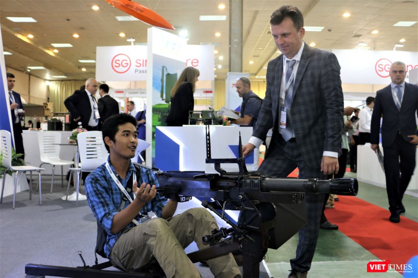 Súng phóng lựu UAG 40 do Belarus sản xuất. Nó được thiết kế để chống lại các loại mục tiêu như bộ binh, xe bọc thép hạng nhẹ