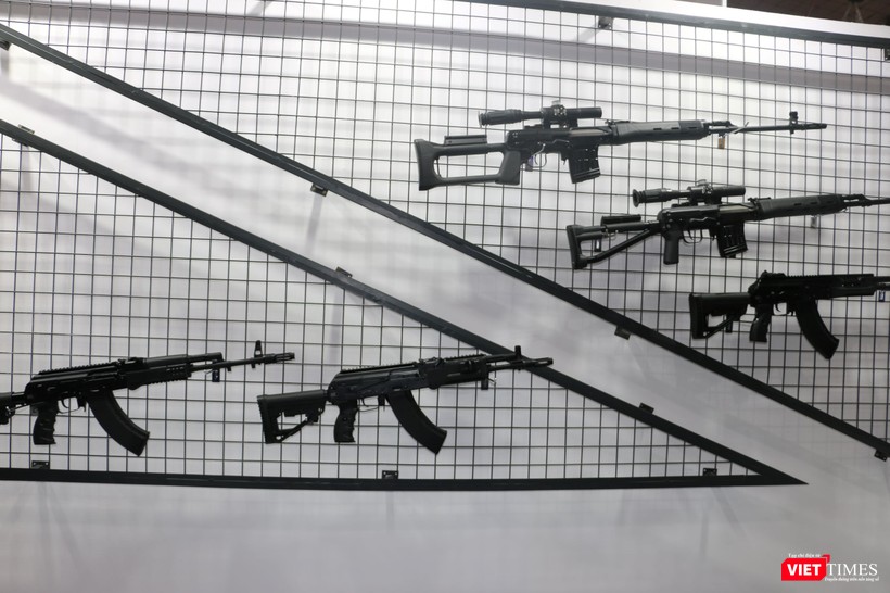Các loại súng do Nga sản xuất như súng bắn tỉa Dragunov SVD, súng tiểu liên Vityaz-SN, AK-15 Kalashnikov...