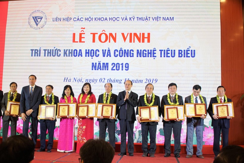 Tiến sĩ Lê Doãn Hợp (ngoài cùng bên phải) được tôn vinh Trí thức Khoa học và Công nghệ tiêu biểu 2019 (ảnh: Nguyễn Khang) Tiến sĩ Lê Doãn Hợp (ngoài cùng bên phải) được tôn vinh Trí thức Khoa học và Công nghệ tiêu biểu 2019 (ảnh: Nguyễn Khang)