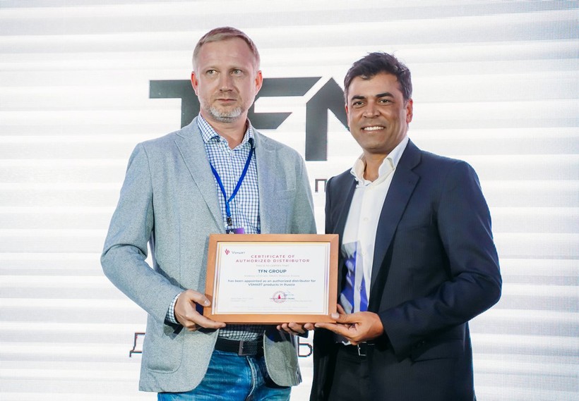 Ông Dmitry Saftenko (trái) – Phó chủ tịch TFN group - nhà phân phối chính thức của VinSmart tại Nga nhận chứng chỉ từ Ông Mantosh Malhotra – Phó Tổng giám đốc Tập đoàn Vingroup