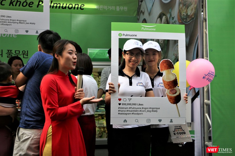 Một gian hàng với hình thức "check in" để được tặng quà