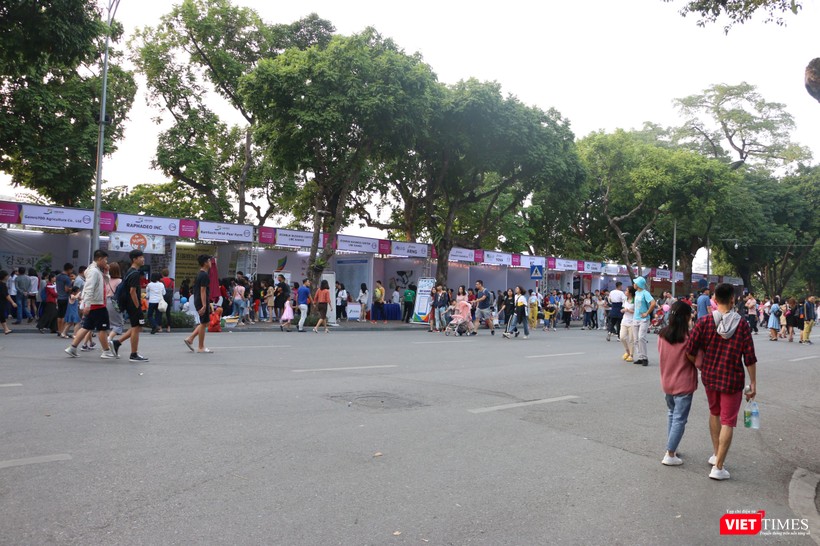 Các gian hàng được đặt ở phía vỉa hè cạnh bờ Hồ Gươm là các gian hàng thực phẩm chức năng, mỹ phẩm, quần áo trẻ em