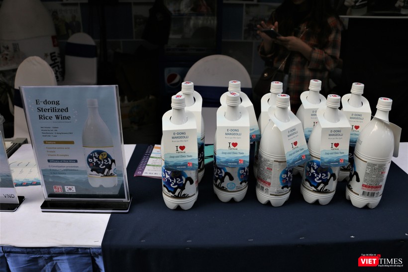 Rượu gạo là một trong những mặt hàng được quảng bá tại Lễ hội văn hóa và ẩm thực Hàn - Việt. Ông Jung Kyu Seong, Chủ tịch Hiệp hội Makgeoli (rượu gạo) Hàn Quốc cho biết: Chúng tôi nhận thấy rằng cần thiết phải quảng bá một cách tích cực nhằm đẩy mạnh doanh số tiêu thụ rượu gạo tại Việt Nam thông qua lễ hội lần này. Qua đây, chúng tôi cũng sẽ điều tra và tìm hiểu về sở thích cũng như nhận thức của người dân về rượu gạo Hàn Quốc thông qua những sản phẩm rất được ưa thích được bày bán và triển lãm tại lễ hội, từ đó lên kế hoạch cho việc quảng bá và phát triển các dòng sản phẩm mới