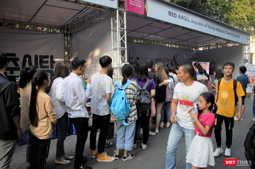 Các bạn trẻ xếp hàng dài để chờ thưởng thức món hotdog Hàn Quốc với giá 20 nghìn đồng/chiếc