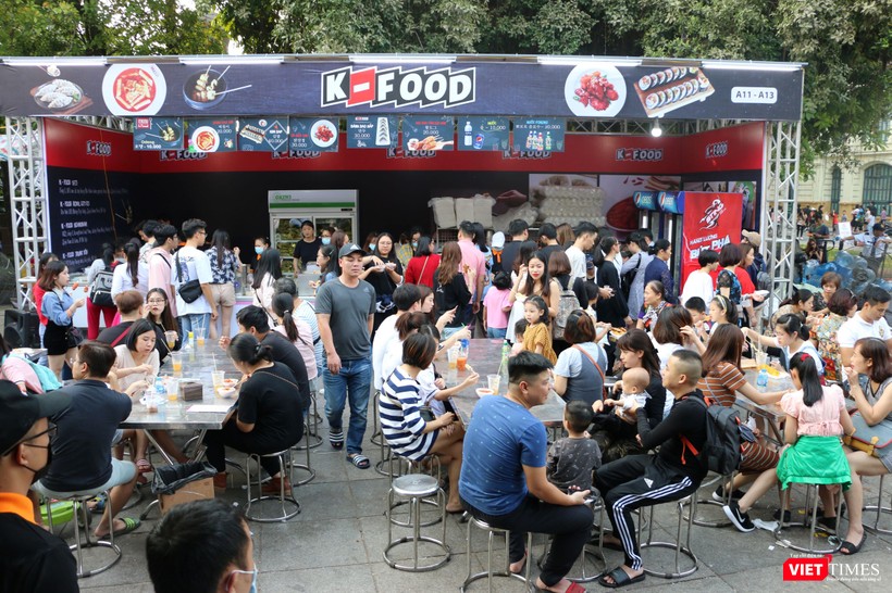 Gian hàng K-Food chật cứng thực khách