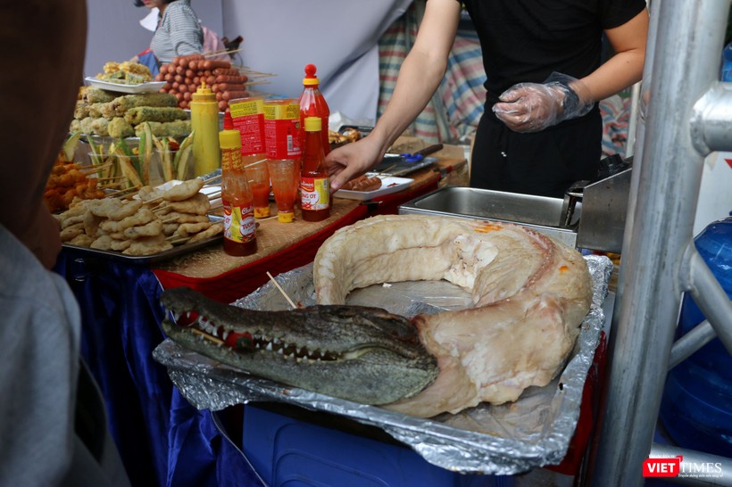 Đặc sản thịt cá sấu cũng được bày bán tại đây