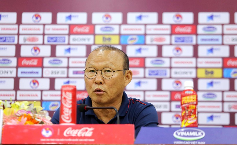 Các HLV kỳ cựu của Thái Lan nói gì về trận thua 1-2 trước Malaysia và cuộc đối đầu với Việt Nam sắp tới? ảnh 6 HLV Park Hang-seo trả lời rất khôn ngoan câu hỏi của phóng viên UAE về chiếc thẻ đỏ