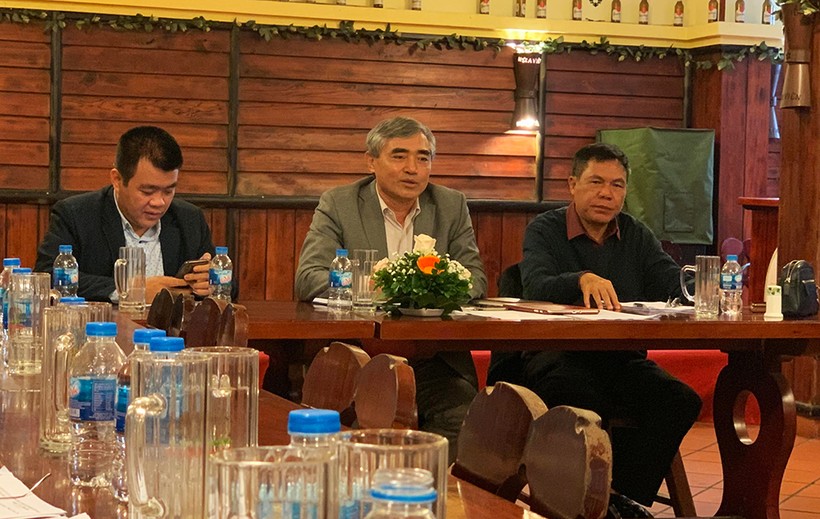 ông Nguyễn Minh Hồng - Chủ tịch VDCA (giữa) điều hành cuộc họp