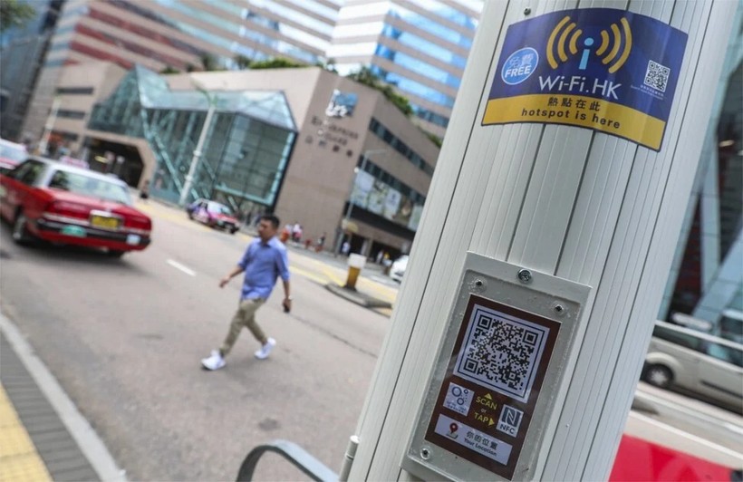 Một cột đèn đa năng có hỗ trợ Wi-Fi, Bluetooth ở Hồng Kông (ảnh: SCMP)