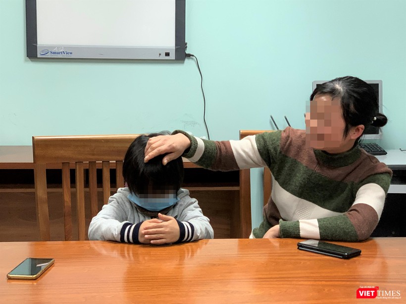 Nụ cười của mẹ bé HV khi con đã được cải thiện về tăng trưởng sau 1 năm điều trị tại Bệnh viện Nhi Trung ương